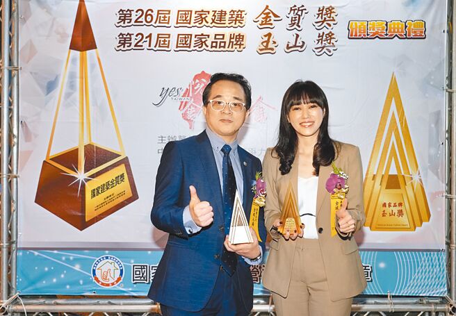 全球人壽榮獲2024第21屆國家品牌玉山獎「最佳人氣品牌類」及「最佳產品類」雙項榮耀肯定，全球人壽商品部副總經理賴庭宇（左）、品牌暨公共關係處副總經理蕭乃心（右），代表出席受獎。圖／全球人壽提供