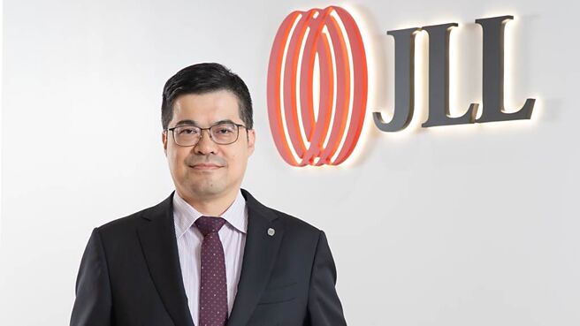 仲量联行董事总经理侯文信，比一般CEO更瞭解企业经营者的思考逻辑，让仲量联行获得客户认同。图／仲量联行提供