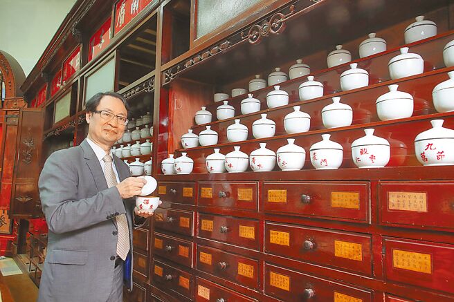 卫福部中医药司司长苏奕彰（见图）直指健保限制中药药价，呼吁健保署从「每日定价」改成「逐项定价」。（刘宗龙摄）