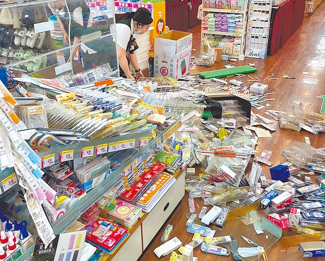 嘉義縣中埔連數起規模4以上地震，嘉義市知名文具店東西散落滿地。（嘉義多一點臉書提供／廖素慧嘉市傳真）