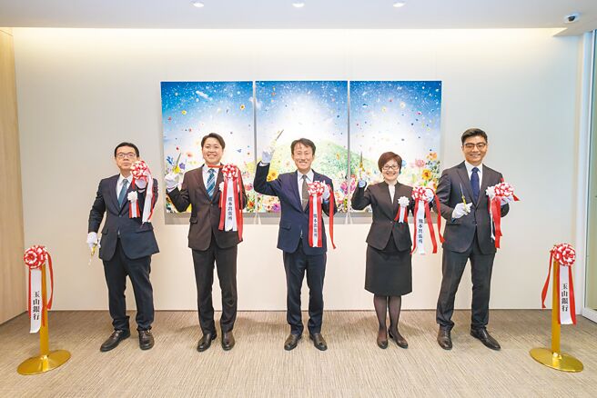 玉山金控总经理陈茂钦（中）、熊本出张所所长山崎辰也（左二）、福冈分行行长久保敏也（左）、东京分行行长林国维（右）、个金执行长许美丽（右二）为熊本出张所开业剪彩。（玉山提供）