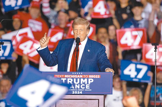 圖為川普在密西根州造勢畫面。（路透）