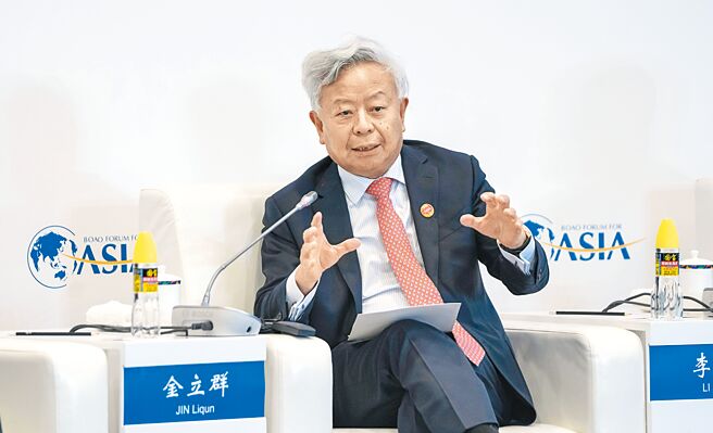 亞洲基礎建設投資銀行（亞投行）行長金立群26日批評，已開發經濟體設置貿易壁壘，稱全球經濟「不再有自由貿易」。（新華社）