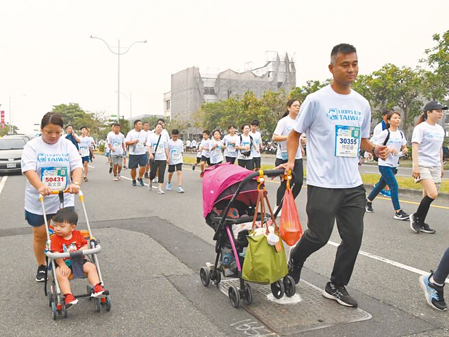 2024第15届员林狮子杯全国亲子公益路跑27日在员林市圆林园热情开跑，有爸妈跑友推着婴儿车来陪跑。（孙英哲摄）