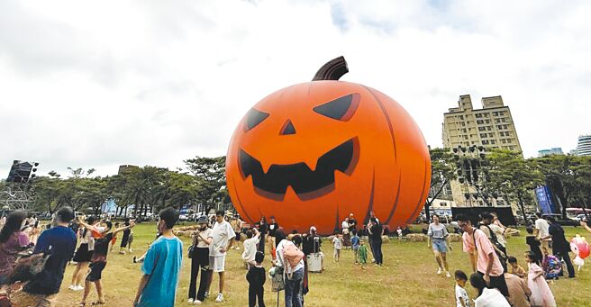 高雄万圣节派对首日吸引8万人前往朝圣，昨人潮已趋缓，但仍有不少交通乱象。（纪爰摄）