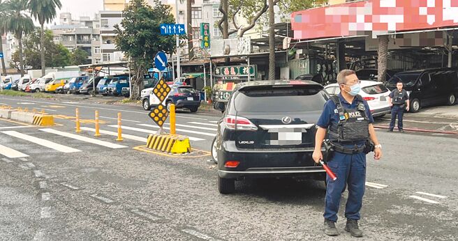 60歲陳姓男子駕駛自小客車從立群路左轉駛入沿海路時，疑因切入角度過大，導致左前車頭撞上庇護島，所幸陳男未受傷。（讀者提供／洪靖宜高雄傳真）