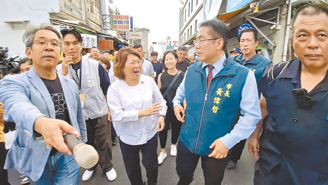 嘉義市長黃敏惠（中左）27日帶著市府官員到台南市國華街，與台南市長黃偉哲（中右）參觀西市場內的台灣設計展，兩人在街頭相見歡。（程炳璋攝）