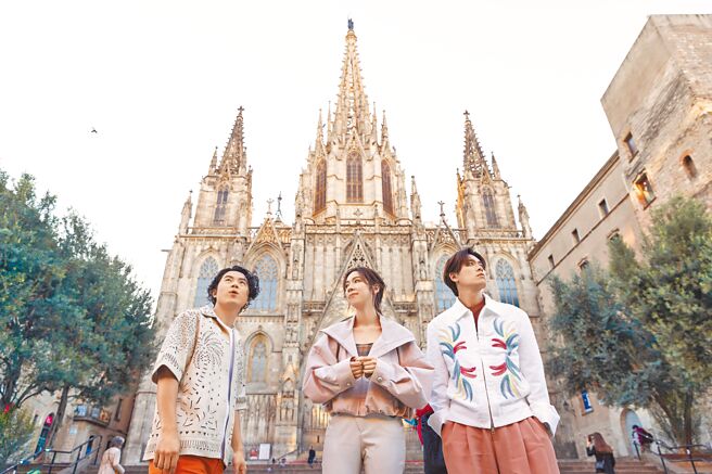 告五人哲謙（左起）、犬青、雲安趁空檔造訪巴塞隆納主教座堂。（相信音樂提供）