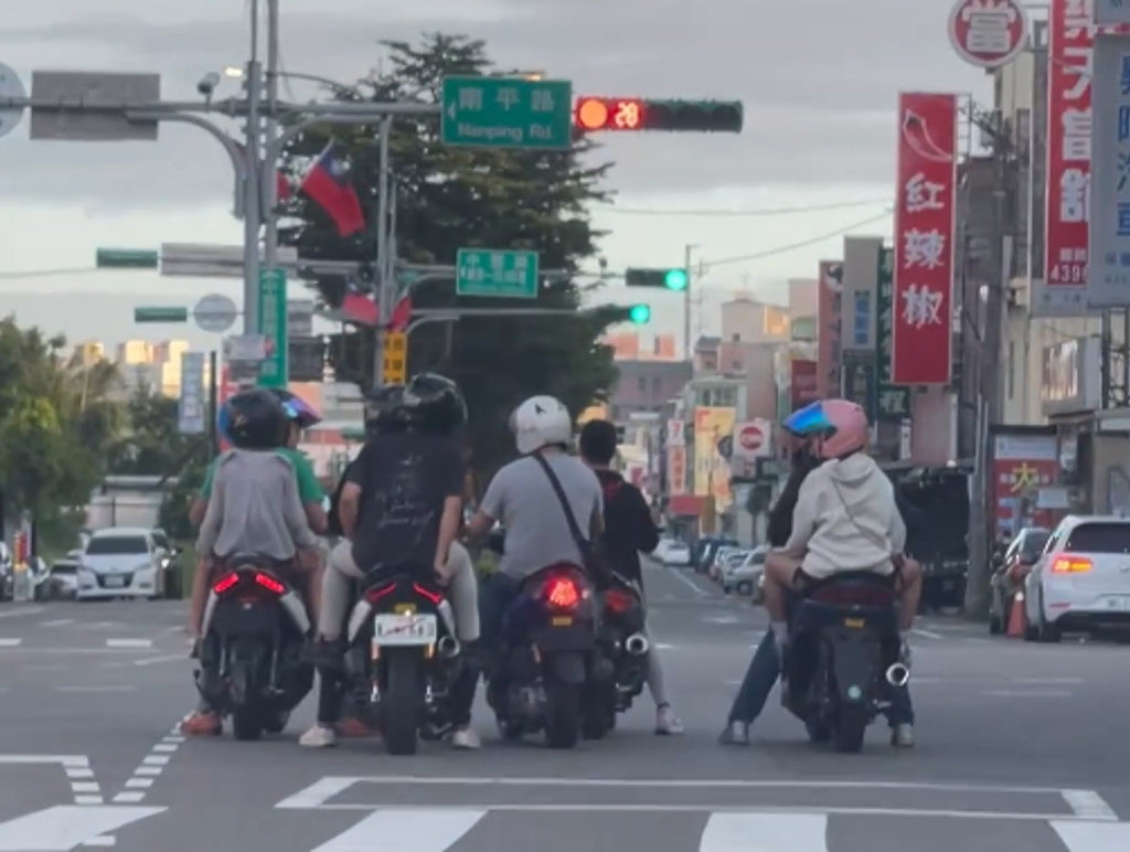 桃園機車猴「沒掛車牌、不戴安全帽」！狂飆街頭囂張畫面曝光