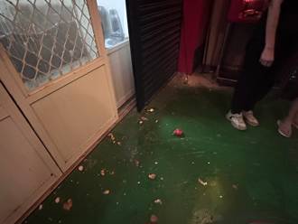 台中無照毒駕BMW猴住處遭殃！正義哥「騎Ubike丟雞蛋＋番茄」開砸