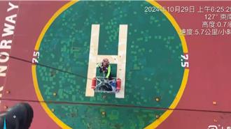 康芮颱風掀巨浪！花蓮外海貨輪船員「手掌穿刺」   直升機吊掛送醫