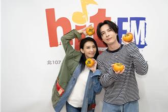 戴佩妮電台上到一半被「他」突襲 工作人員不斷阻止話家常　   