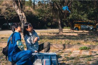 蒼翡翠幼鳥遭剪羽險喪命 金管處攜手野保協會照養今野放