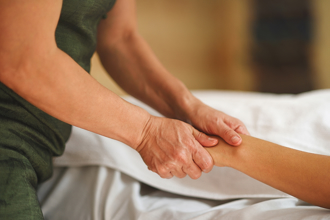 推拿師PO顧客照喊「我愛黑絲」遭爆身兼台中巿府顧問等多項職務