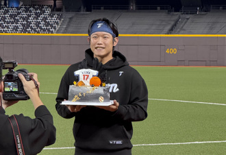 12強》中華隊大巨蛋開訓 蔡其昌幫陳冠宇慶生