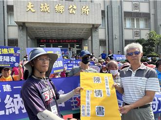 彰化大城鄉民反納骨塔！ 民眾持鋤頭抗議：欺負小村