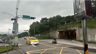 险象环生！新店安业街假日人车混杂 行人通行隐忧多