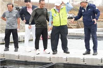 視察馬糞海膽餌料技術突破 陳光復階梯跌倒險落海