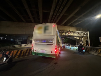 五股巴士誤闖限高架 駕駛因不熟路況遭警方告發