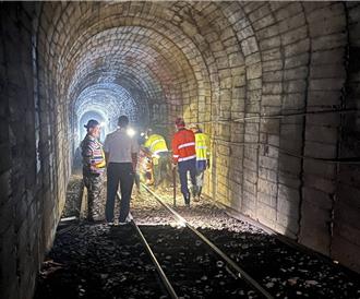 阿里山林鐵禮賓列車首航就出包 乘客原地枯等半小時