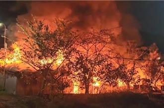 紅香部落大火！村民無奈以打藥機滅火 消防車趕抵民宅已燒光
