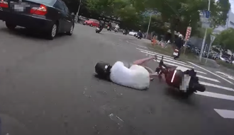 差點爆頭！連身裙女騎士遭鬼切慘摔 他車一偏驚險閃過