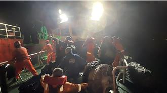 影》陸貨輪遇「康芮」17人棄船 直擊海巡連夜救援現場