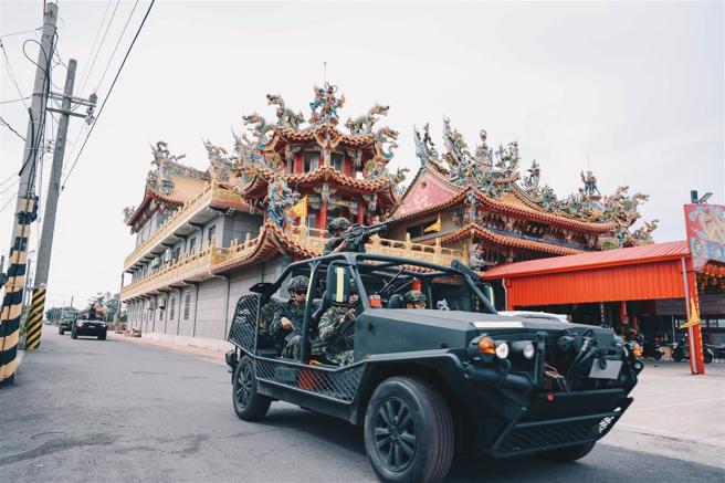 「長泰19號操演」昨日進入第3天，陸軍裝甲586旅與機步333旅於攻防對抗中，雙方靈活運用戰術戰法，透過配屬的特戰分遣隊，實施敵後襲擊、伏擊、擾亂及破壞等作為，展現平時訓練成效。（記者袁銘駿攝）