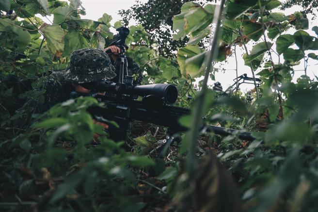 「長泰19號操演」昨日進入第3天，陸軍裝甲586旅與機步333旅於攻防對抗中，雙方靈活運用戰術戰法，透過配屬的特戰分遣隊，實施敵後襲擊、伏擊、擾亂及破壞等作為，展現平時訓練成效。（記者袁銘駿攝）