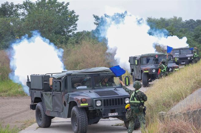 「長泰19號操演」333旅演練煙幕釋放，營造戰場有利態勢。（記者簡廷哲攝）