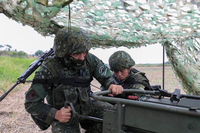 「長泰19號操演」333旅演練煙幕釋放，營造戰場有利態勢。（記者簡廷哲攝）