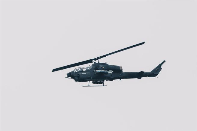  參演部隊緊急空援申請陸航特遣隊實施空中偵察及攻擊。
（記者袁銘駿攝）