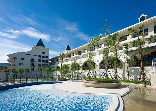 福容大饭店的「联合住宿券」，集结全台北中南东18家分店任选入住，线上购买电子票券皆可转赠，多人分享弹性使用。(福容大饭店提供)