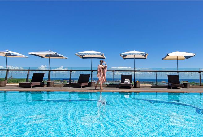 双人使用1张2815元的「联合住宿券」，可入住福容花莲店最美海景房，早晨眺望太平洋，傍晚恣意享受无边际泳池美景。(福容大饭店提供)