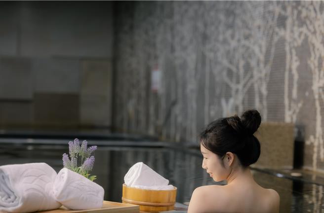 使用2张「联合住宿券」可入住福容淡水渔码店海景豪华客房，稍离市区就能轻松享受黄金美人汤。(福容大饭店提供)