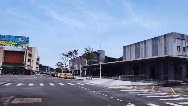 铁自强号苗栗站故障 ，接驳列车一出发又撞上闯入男子。(中时资料库)