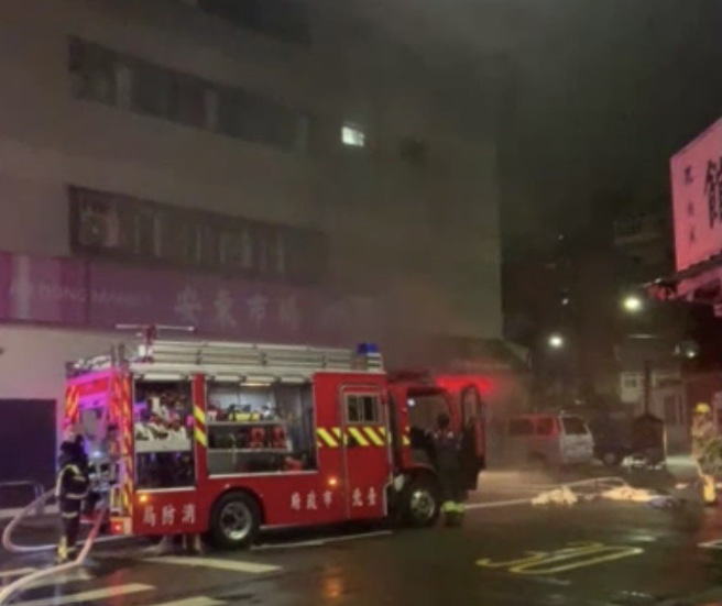 消防赶抵灌救。（图 / 刘咏韵翻摄）