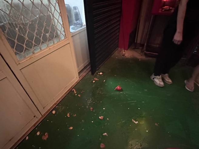 24岁张姓男子昨天骑乘Ubike至白男住处，并丢掷鸡蛋及番茄发泄不满情绪。（图 / 刘咏韵翻摄）