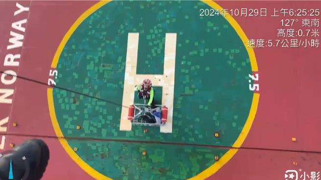 馬紹爾群島籍貨輪1名菲律賓籍船員右手掌穿刺性骨折急需救援，由於康芮颱風來勢洶洶，空中勤務總隊今天清晨趕緊出動黑鷹直升機趕赴救援，順利將人吊掛至地面，由救護車後送醫院治療。（空勤總隊一大三提供／羅亦晽花蓮傳真）