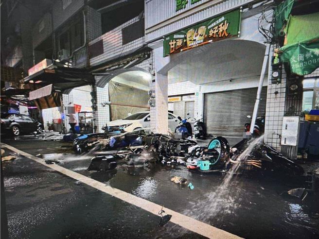 29岁郭姓男子驾驶自小客车于台南市安南区公学、长溪路口右转时，疑似转弯车速过快，自撞路边9辆机车，并波及现场的5户住家，幸好无人受伤。（读者提供／洪荣志台南传真）