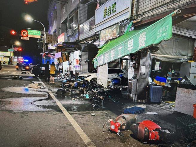 29岁郭姓男子驾驶自小客车于台南市安南区公学、长溪路口右转时，疑似转弯车速过快，自撞路边9辆机车，并波及现场的5户住家，幸好无人受伤。（读者提供／洪荣志台南传真）