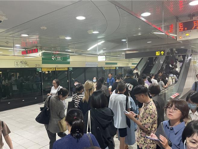 康芮颱风接近，台北捷运公司展开防颱布署及应变准备。（刘彦宜摄）