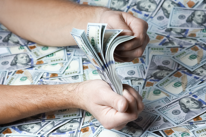 水瓶座年底前有望成功将兴趣转变为副业，迎来可观的斜杠收入。（示意图：Shutterstock／达志）