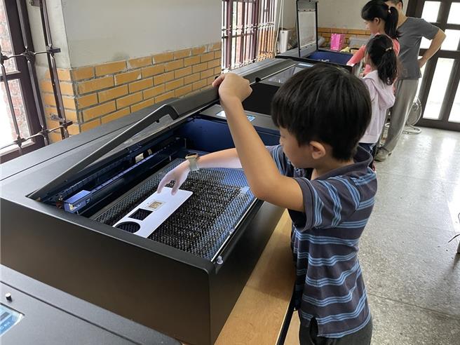 在宜兰县成功科技中心，学生以雷射切割制作钥匙圈。（教育部提供／林志成台北传真）