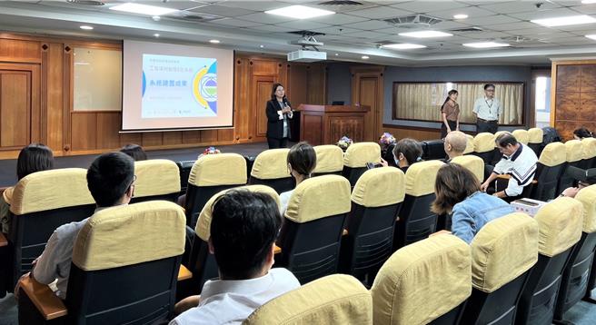 桃園市環保局於25日邀請桃園市轄內的工廠、代辦業者辦理「工廠環判智慧E化系統操作說明會」，針對逐年更新的E化系統內部環保判定運作方式與操作說明及功能講解。（桃園市環保局提供）