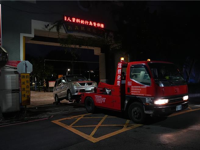 台北市水利處提醒，河濱疏散門隨時可能啟動「只出不進」或「關閉」等管制措施，請民眾留意颱風動態及疏散門管制消息，如管制後4小時將對未移置車輛，將依車型大小處1800至4800元罰鍰。（黃敬文攝）