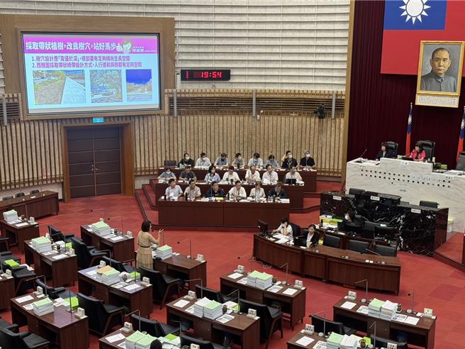 市议员陈丽娜工务部门质询。（洪靖宜摄）