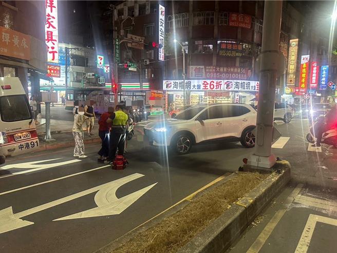 休旅車在幸福路左轉進入中華路二段時，撞擊到行人，導致其四肢擦挫傷。（新莊警分局提供）