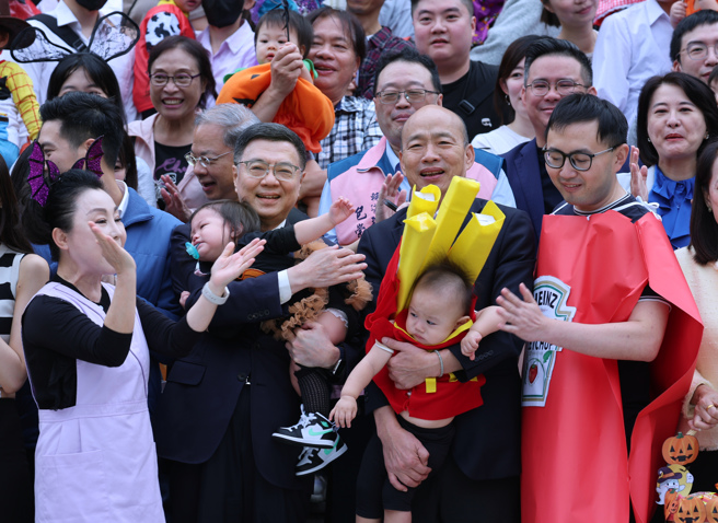 立法院长韩国瑜（前右二）和行政院长卓荣泰（前左二）29日共同出席立法院托儿所万圣节快闪活动，并和小朋友们合影。（姚志平摄）