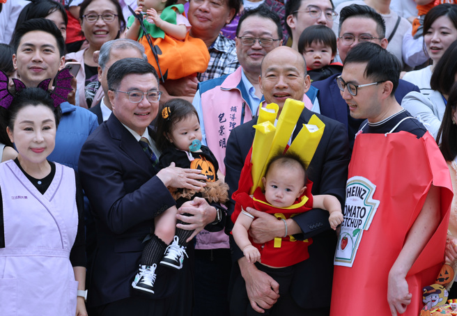 立法院长韩国瑜（前右二）和行政院长卓荣泰（前左二）29日共同出席立法院托儿所万圣节快闪活动，并和小朋友们合影。（姚志平摄）
